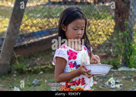 Thakhek Laos April Lokale Chil Spielen Eine Mahlzeit Mit Schlamm Aus Einem Fluss In