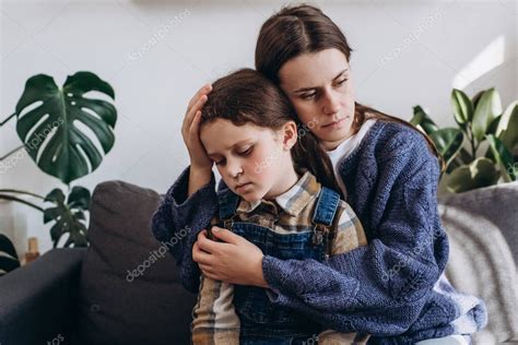Cuidar A La Joven Madre Abrazándose Calmando A La Pequeña Hija Molesta