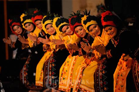 Ada bebera sub bab seni budaya yang di bahas, yaitu seni rupa, seni teater, dan seni tari. Tari Guel Tutup Acara Gelar Seni Budaya Aceh, Foto 12 ...