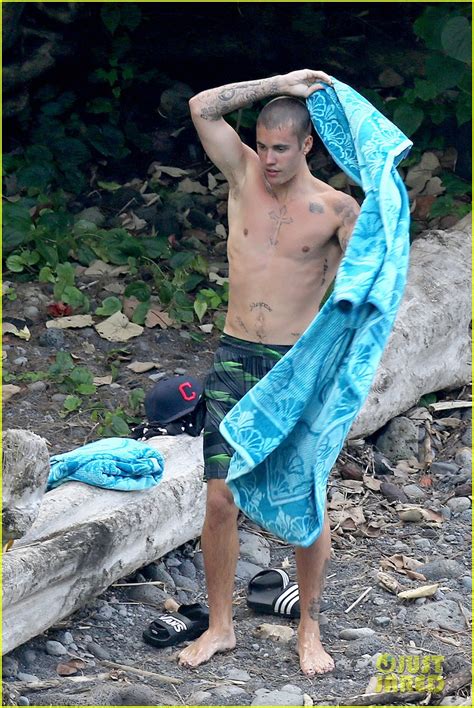 Justin Bieber Goes Shirtless On Vacation In Hawaii Photo 1007583 Photo Gallery Just Jared Jr