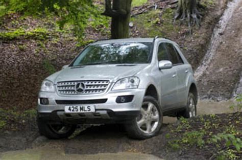 La mercedes gle è la suv di lusso erede della ml degli anni 90, della quale mantiene la peculiarità stilistica del montante posteriore avanzato, col terzo finestrino laterale unito al lunotto. Mercedes-Benz ML 320 CDI review | Autocar