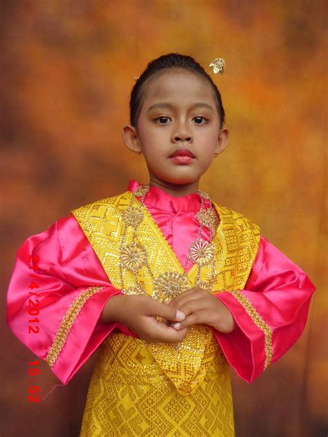 Traditional Clothes Of Indonesia Indonesian Traditional Outfits