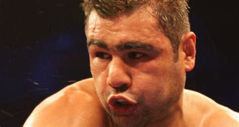 'boğazın boğası'' lakaplı türk boksör sinan şamil sam, abd'li oliver mccall'a sayıyla yenilerek wbc kıtalararası ağır sıklet boks şampiyonluğu şansını kaybetti. Milli Boksör Sinan Şamil Sam ölümle pençeleşiyor