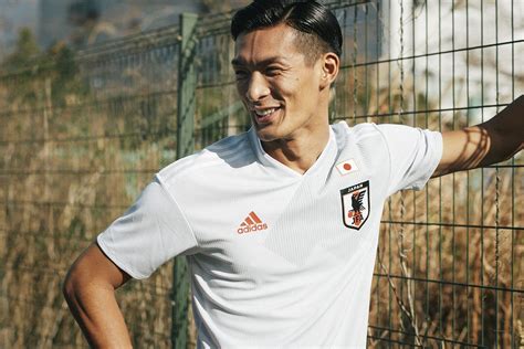 يستعد المنتخب البرتغالي الأول لكرة القدم لخوض منافسات كأس الأمم الأوروبية المقبلة التي سينافس فيها في إطار المجموعة الاخيرة مع كلا من منتخبات فرنسا والمجر وألمانيا. شاهد صور القمصان الاحتياطية لمنتخبات كأس العالم
