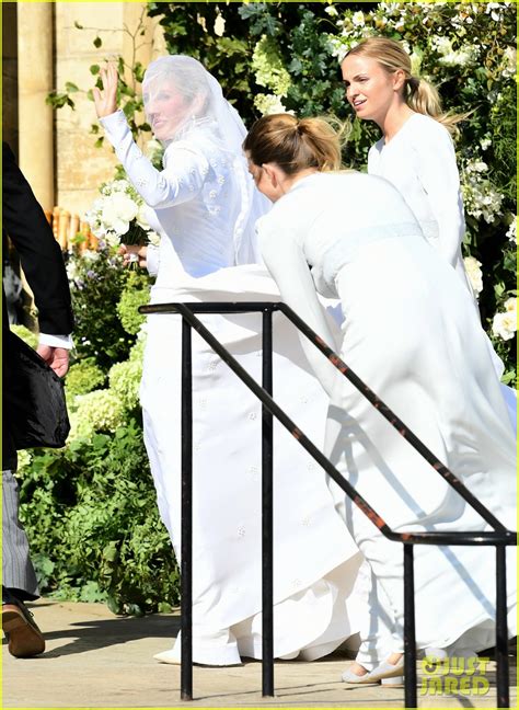 Ellie goulding married her boyfriend caspar jopling on saturday, august 31st at york minster cathedral in york, england. Ellie Goulding's Official Wedding Photo Released - See the ...