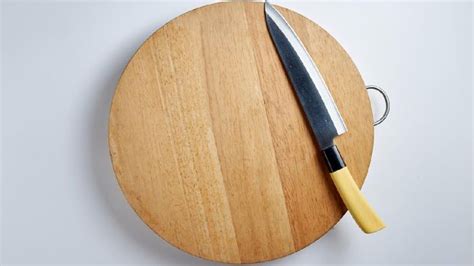Mincing knife dari sekian banyak jenis pisau, barangkali mincing knife adalah yang paling unik bentuknya. 3 Jenis Pisau Dapur Utama Beserta Fungsinya, Harus Punya Bun