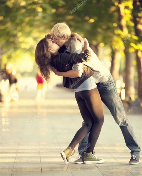 junges paar küsst sich auf der straße stockfotografie lizenzfreie fotos © massonforstock