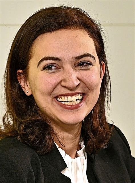 Alma zadić bei ihrer vereidigung als ministerin. Eine Garantin für Rechtsstaatlichkeit - Ausland - Badische ...