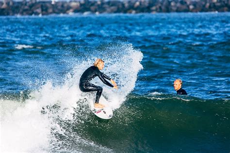 Sporten als skimboarden, windsurfen, kitesurfen en wakeboarden, maar ook skateboarden en snowboarden zijn hieruit ontstaan. Surfen lernen im Frühling - die besten Surfspots in Europa