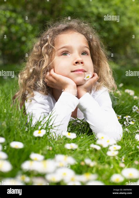 jeune fille avec une fleur dans la bouche allongé dans l herbe photo stock alamy