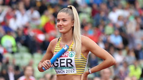 German Hurdler Alica Schmidt S Dacing Warmup Goes Viral