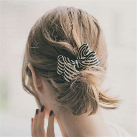 Élégante et pratique, elle peut être portée à tout âge, par les hommes comme par les femmes, par attachez la queue de cheval avec un élastique de la même couleur que vos cheveux. 1001 + idées de queue de cheval pour cheveux courts ...