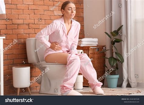 Afbeeldingen Voor Woman Sitting Toilet With Diarrhea Afbeeldingen Stockfotos En