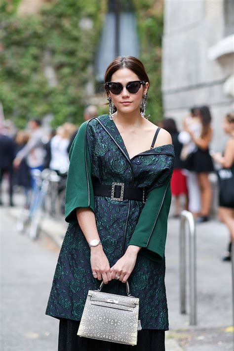 How To Dress Like An Italian Girl — 50 Lessons Worth Knowing Refinery29 In 2020 Cool Street