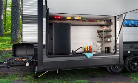 The good thing about this travel trailer is that it has a sheer number of floorplans. 10 Best Travel Trailers with Outdoor Kitchens for 2021 ...