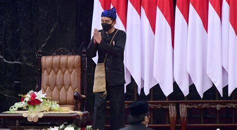 Sampaikan Pidato Kenegaraan Presiden Jokowi Kenakan Pakaian Adat Suku