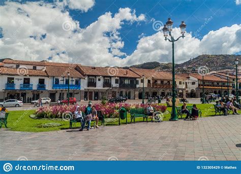 Koloniala Hus Som Fodrar Den Plaza De Armas Fyrkanten I Cuzco
