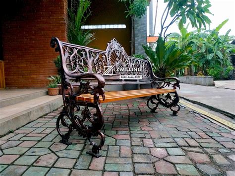 Tаmаn mеmаng іdеntіk mеnjаdі tеmраt untuk bеrѕаntаі, bаіk ѕеndіrі maupun. Inspirasi Kursi Taman Minimalis untuk Tampilan yang ...