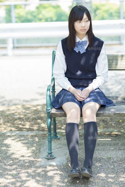ベンチに座る日本人の女子高生 10272004965 ｜ 写真素材・ストックフォト・画像・イラスト素材｜アマナイメージズ