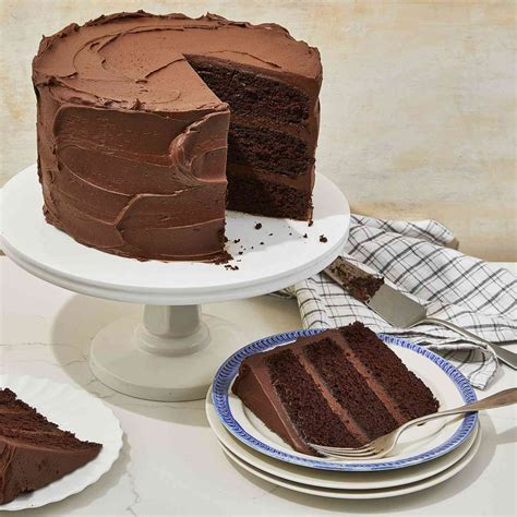 Chia sẻ 3 layer chocolate cake decorating ideas cho bánh ngọt hoàn hảo nhất
