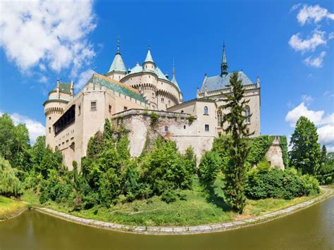 La primera evidencia histórica de asentamietos de gentes en eslovaquia data de fines del periodo período paleolítico, aproximadamente 250.000 años atrás. Los castillos más imponentes de Eslovaquia - Easyviajar
