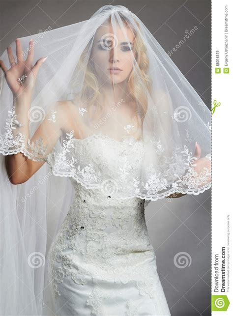 Mooie Bruidvrouw In Huwelijkskleding En Sluier Stock Afbeelding Image