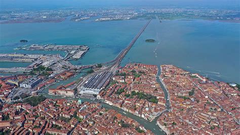 Gibt es in venedig eigentlich keinen fußballverien. Bahnhöfe der Welt: Spektakuläre Eisenbahn-Kathedralen und ...