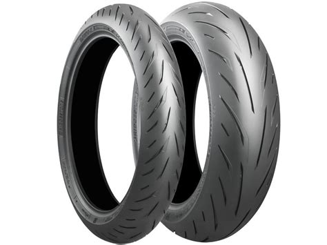 The bridgestone battlax hypersport s22 is the latest sport street tyre to be produced by the they succeeded and the bridgestone battlax hypersport s22 was born with better grip in both dry and wet. Neumático Bridgestone S22 120/70/17 Z58 F TL