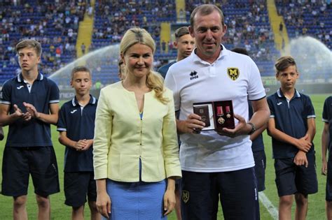 Liity facebookiin ja pidä yhteyttä käyttäjän юлія світлична ja muiden tuttujesi kanssa. Юлия Светличная вручила Александру Горяинову орден За ...