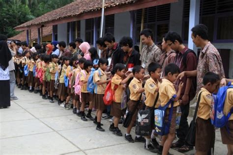 Menerima sesuatu selalu dengan tangan kanan. Norma Kesusilaan | Pengertian, Unsur, Contoh dan Ciri-ciri