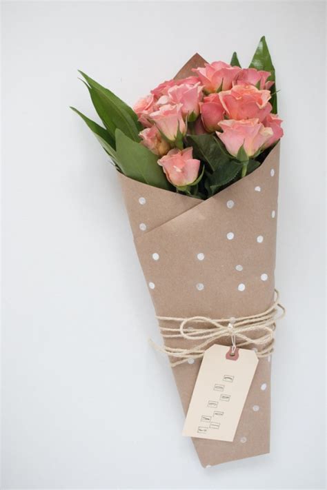 10 DIY Ways To Wrap A Flower Bouquet For A Gift - Shelterness