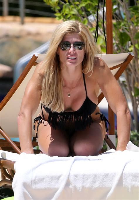 Torrie Wilson Showing Off Her Bikini Body On A Beach In Miami Porn