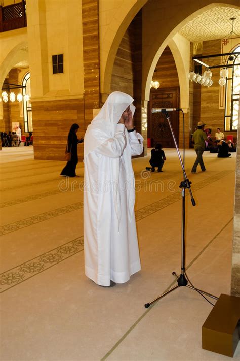 Principale Prière De Muezzin Arabe Dans La Mosquée Photo stock