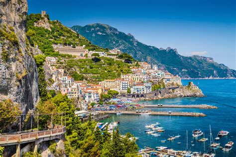 Amalfi Sur La Côte Amalfitaine En Italie Beaux Endroits à Visiter
