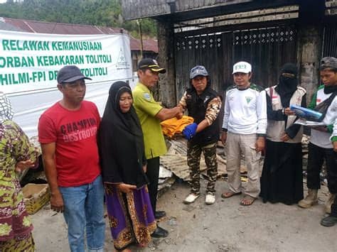 Anggota keluarga laskar fpi korban tewas dalam bentrok dengan polisi meyakini dan menjamin anaknya tidak membawa senjata api seperti yang ditudingkan aparat. FPI Sulteng Sigap Datangi Lokasi Kebakaran Dan Pengungsian ...