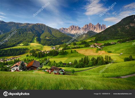 El valle más impresionante de los alpes suizos, rodeado de inmensas paredes rocosas y montañas que crean paisajes de película. Fotos: paisaje suiza | Paisaje Suiza Pueblo Panorama ...