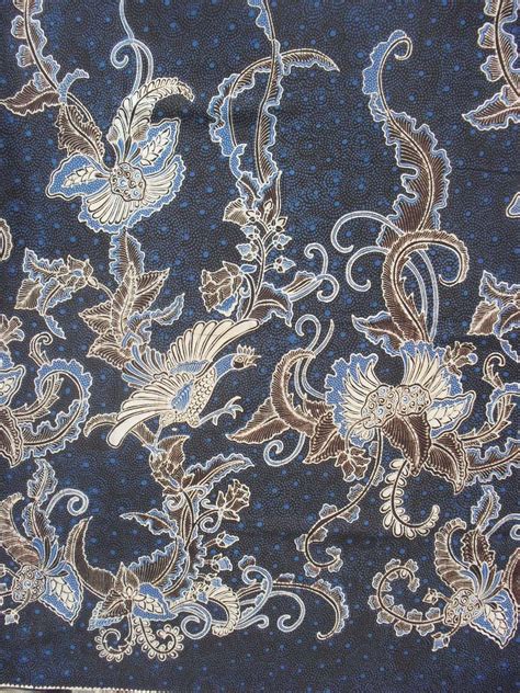 Sehalai kain batik memiliki ornamen atau ragam yang dikelompokkan menjadi 2 bagian yaitu ornamen utama, merupakan ragam hias yang menentukan makna dan nama dari motif batik tersebut. Learn more at 1.bp.blogspot.com