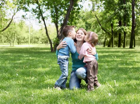 Portrait Of Mother And Children In The Park — Stock Photo
