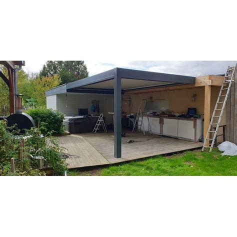 Né il y a quelques années il faudra également s'assurer de la solidité de la façade afin de pouvoir implanter votre pergola dans la mesure où la structure pèse entre 300 et 500 kilos. Pergola bioclimatique sur mesure