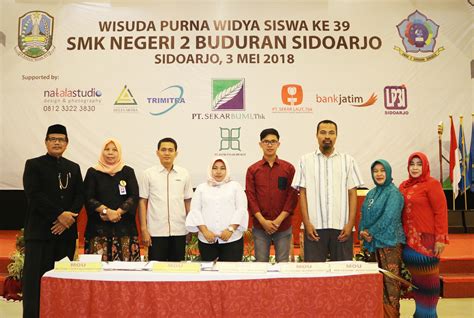 Tukang cuci bus / cleaning service. Kerjasama Mitra Dunia Usaha / Industri | SMKN 2 Buduran Sidoarjo