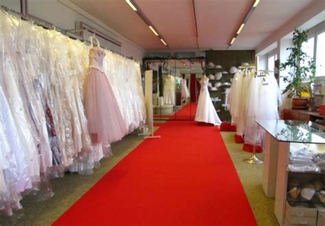 In unserem braut discount bereich findet ihr ausschließlich hochwertige gearbeitete brautkleider. Brautmode Discount Outlet Bautzen | Factory Outlet ...