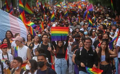 los colores del arcoíris llenan las calles de la cdmx con la marcha del orgullo lgbt el