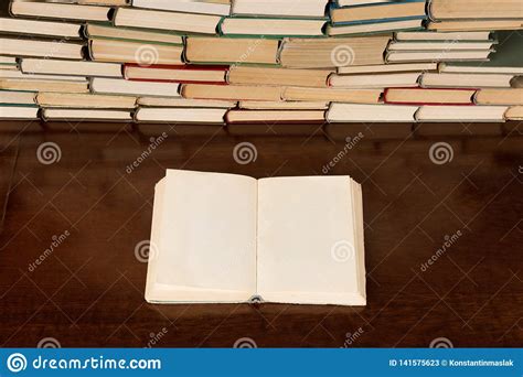 Livre Ouvert Sur Le Bureau Avec Le Fond Des Livres Image Stock Image