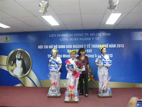 Tương tự các bệnh viện khác, các bước đăng ký khám phụ khoa tại bệnh viện từ dũ bao gồm 7 bước sau khi hoàn tất quá trình trò chuyện, thăm khám lâm sàng thì bác sỹ sẽ yêu cầu người bệnh cho tiến hành khám bên ngoài vùng kín bằng cách nhìn và xem xét các biểu hiện bên ngoài vùng âm. Hội thi Nữ hộ sinh giỏi Thành phố Hồ Chí Minh năm 2013 ...