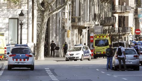 van hits crowds in barcelona ramblas tourist area al día news