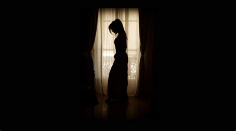 무료 이미지 실루엣 빛 검정색과 흰색 여자 화이트 사진술 창문 전망 어두운 서 있는 초상화 모델 그림자