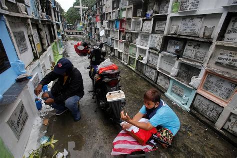 People Start Flocking To Cemeteries Ahead Of Undas 2022 Gma News Online