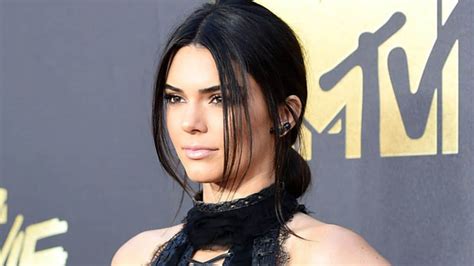 Kendall Jenner Fights Plastic Surgery Rumors With ‘she Started It