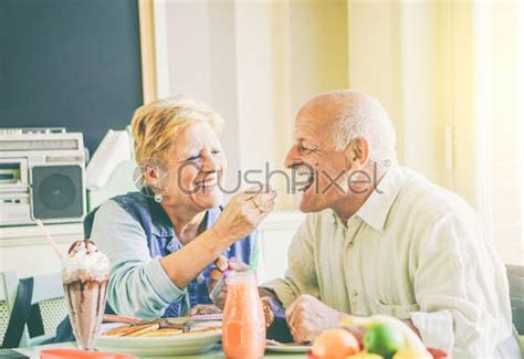 Pareja De Ancianos Felices Comiendo Panqueques En Un Restaurante Bar