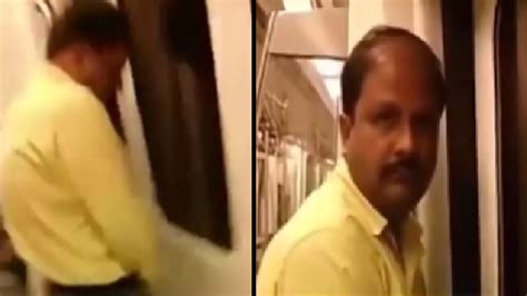 Delhi Metro में खुलेआम ये क्या करने लगा शख्स वायरल हुआ Video तो भड़के लोग Man Captured Doing